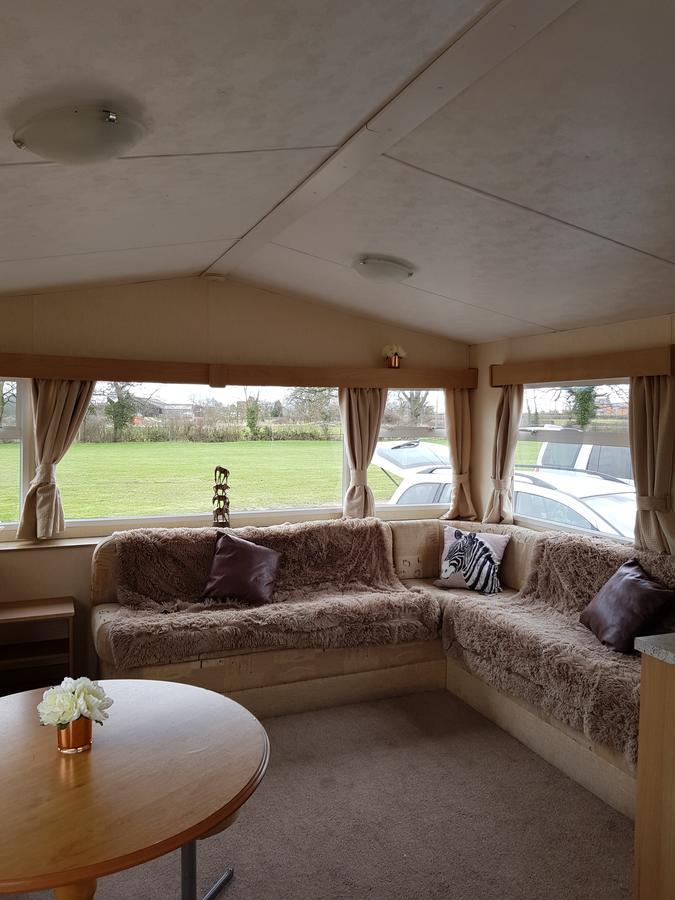 Pitch & Canvas - Self Catering At Broad Oak Farm Hotel Tattenhall Esterno foto