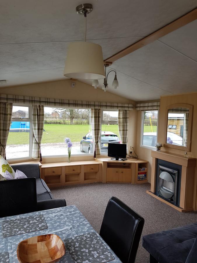 Pitch & Canvas - Self Catering At Broad Oak Farm Hotel Tattenhall Esterno foto